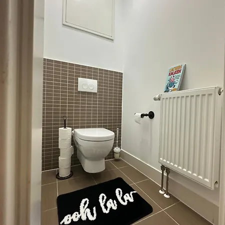 Апартаменты Zoe - Zentrale Citywohnung - 2 Schlafzimmer - 4 Betten - Kueche - Ideal Fuer Familien