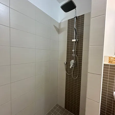 Zoe - Zentrale Citywohnung - 2 Schlafzimmer - 4 Betten - Kueche - Ideal Fuer Familien *